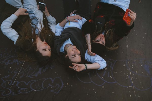 Tendance vintage : comment mettre en valeur son pull Y2K ?